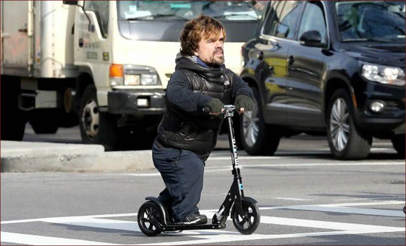 Tyrion en patinete