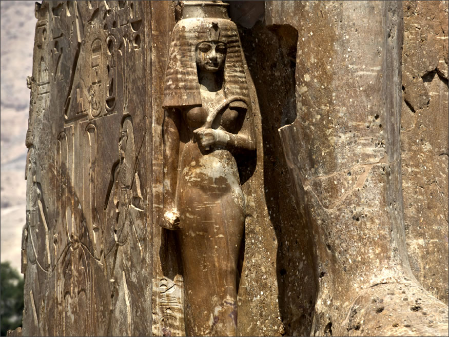 descubren estatuas en egipto