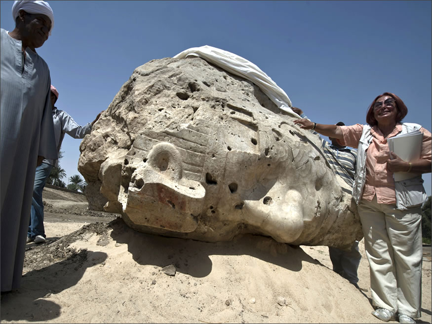 descubren estatuas en egipto