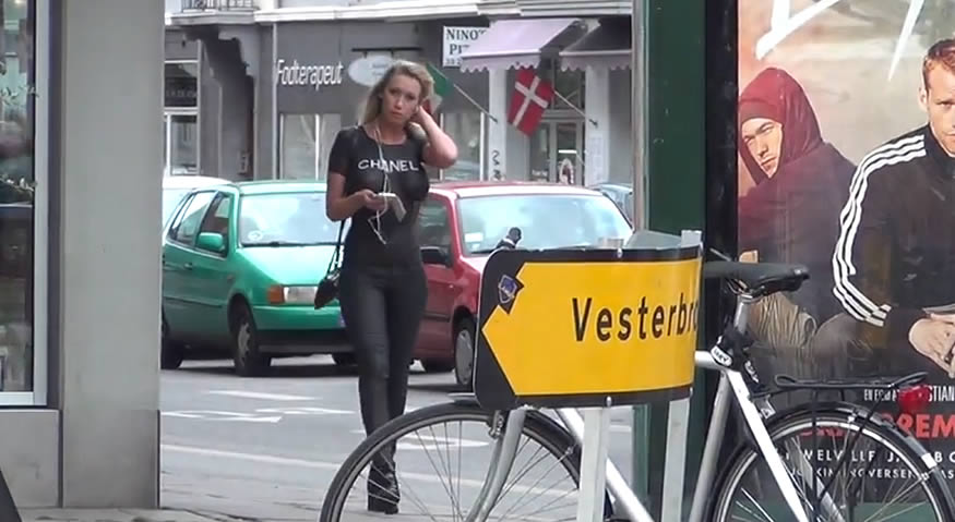 La chica de la camiseta pintada