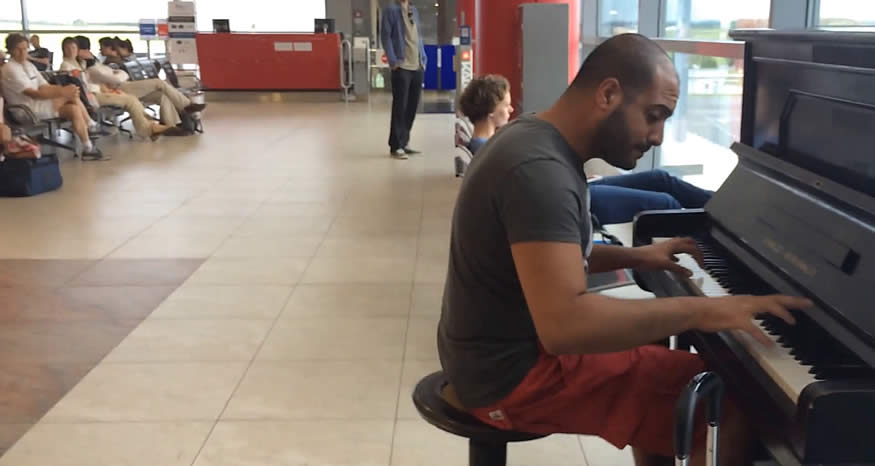 concierto de piano en el aeropuerto