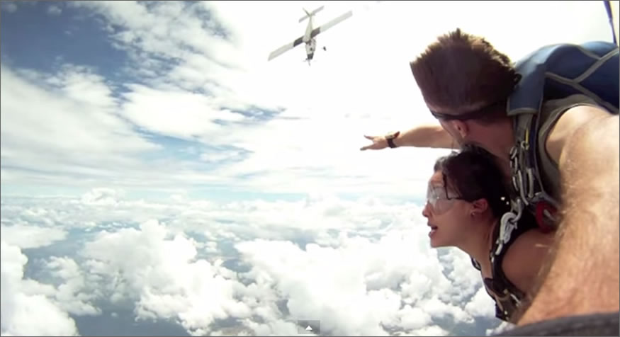 Salto casi mortal en paracaídas