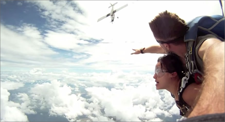 Salto casi mortal en paracaídas