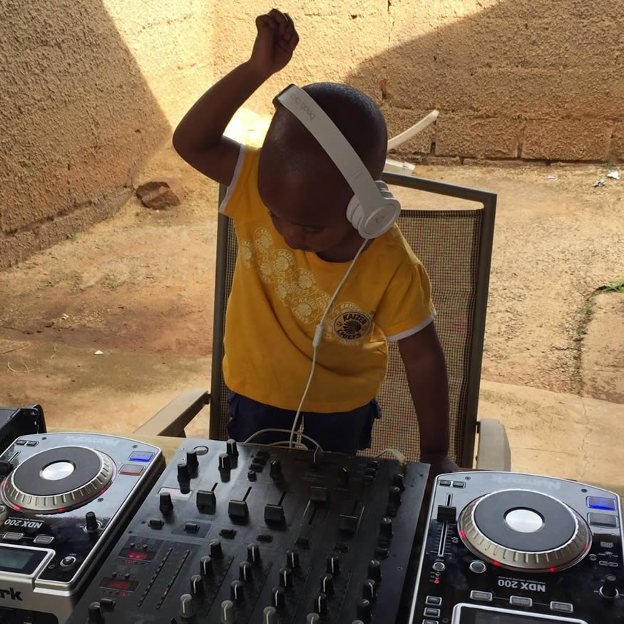 El Dj más joven de África