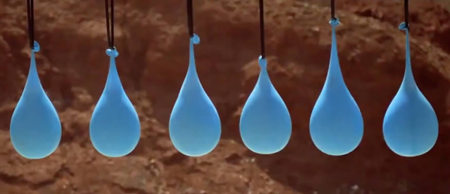 Globos de agua parando una bala