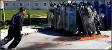 antidisturbios frente a manifestantes