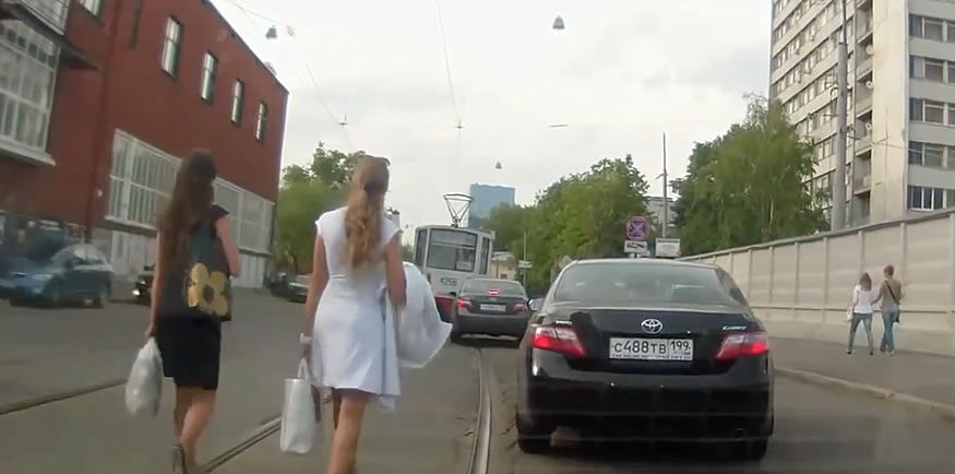 Compilación de mujeres rusas cruzando la carretera