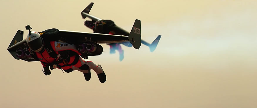 Jetman sobrevolando Dubai