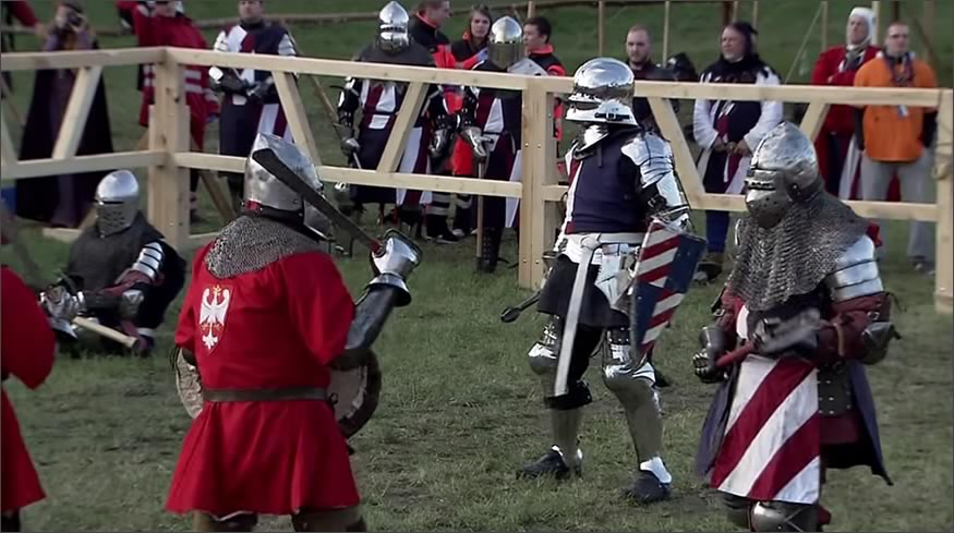medieval-combate-cascos