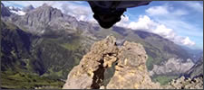 Salto extremo atravesando una montaña