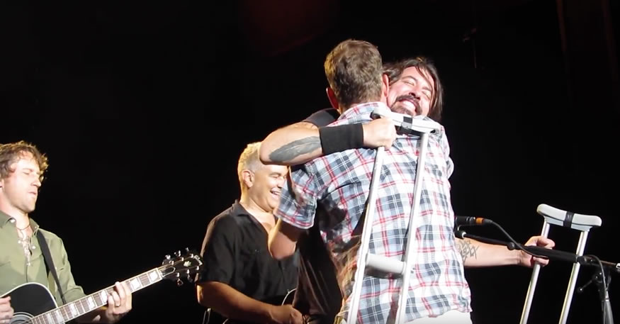 Foo Fighters sube al escenario a un fan