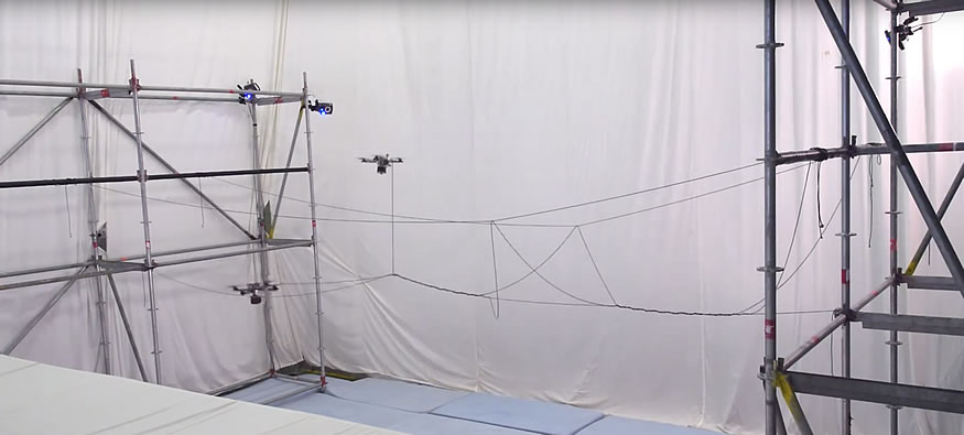 Drones construyen un puente de cuerda