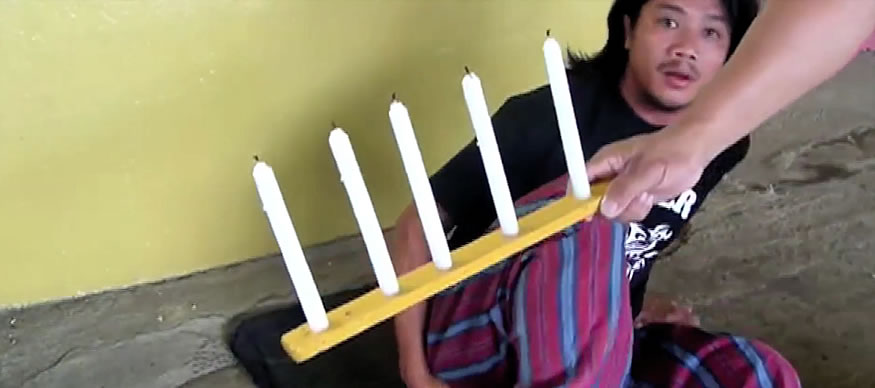 Apagando 5 velas con pedos