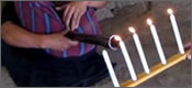 Apagando 5 velas con pedos